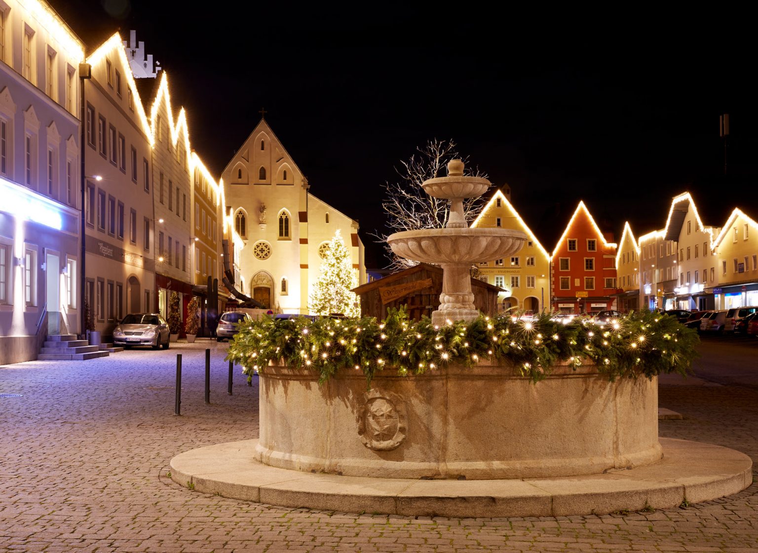 Weihnachtsbeleuchtung am Marktplatz in Markt Aidenbach, Deutschland